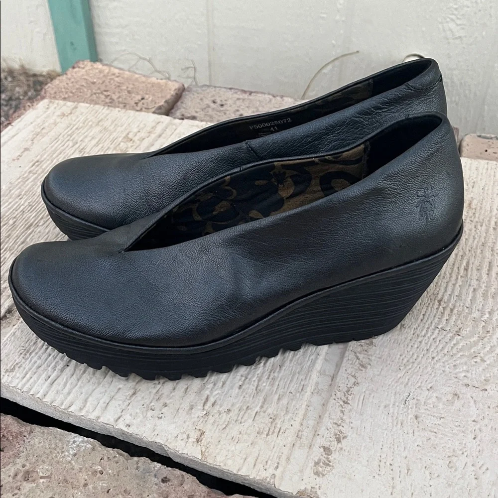 FLY London Women's Yaz Wedge Pump Size 41